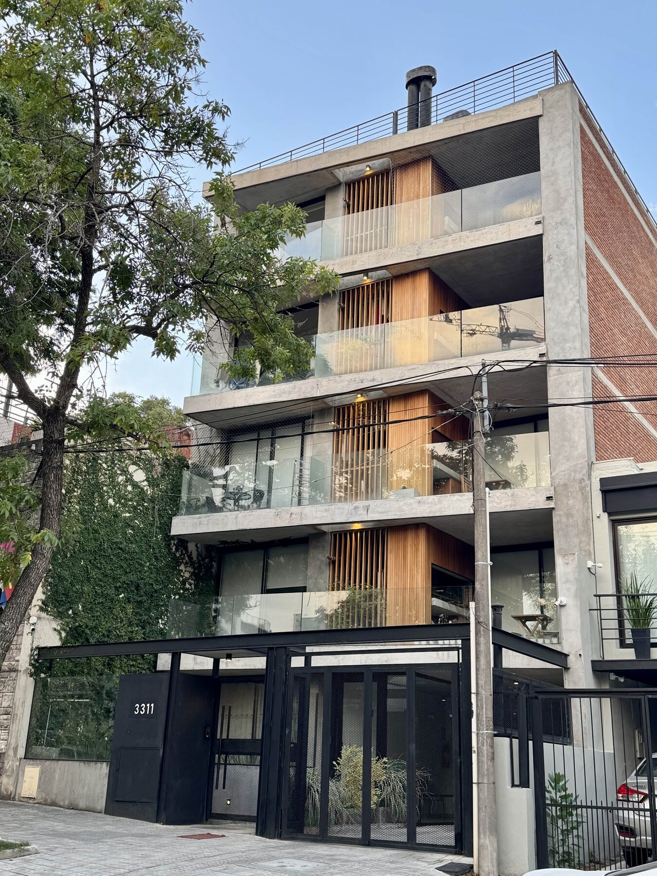 Edificio Lamas, fachada de ladrillo con balcones vidriados y tamices de madera
