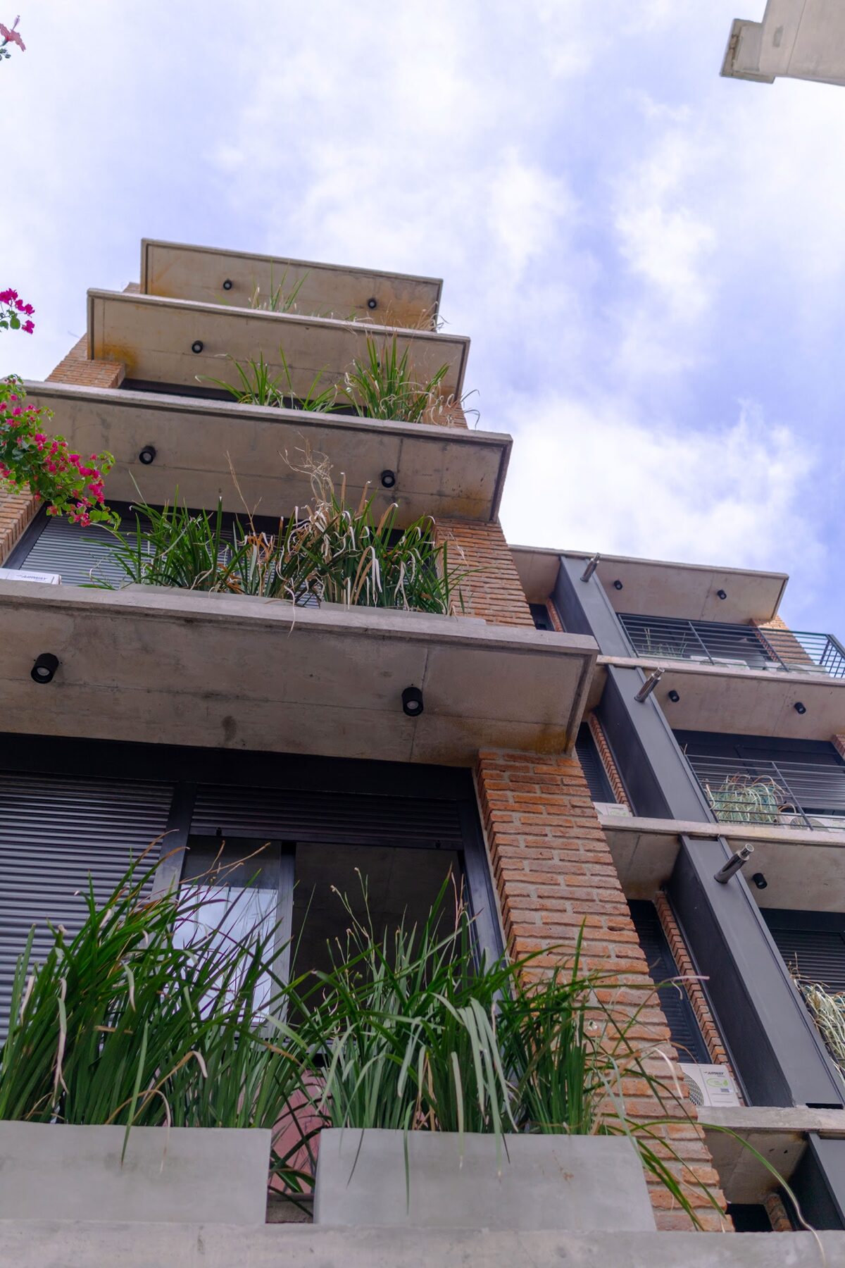 balcones escalonados de ladrillo con vegetación