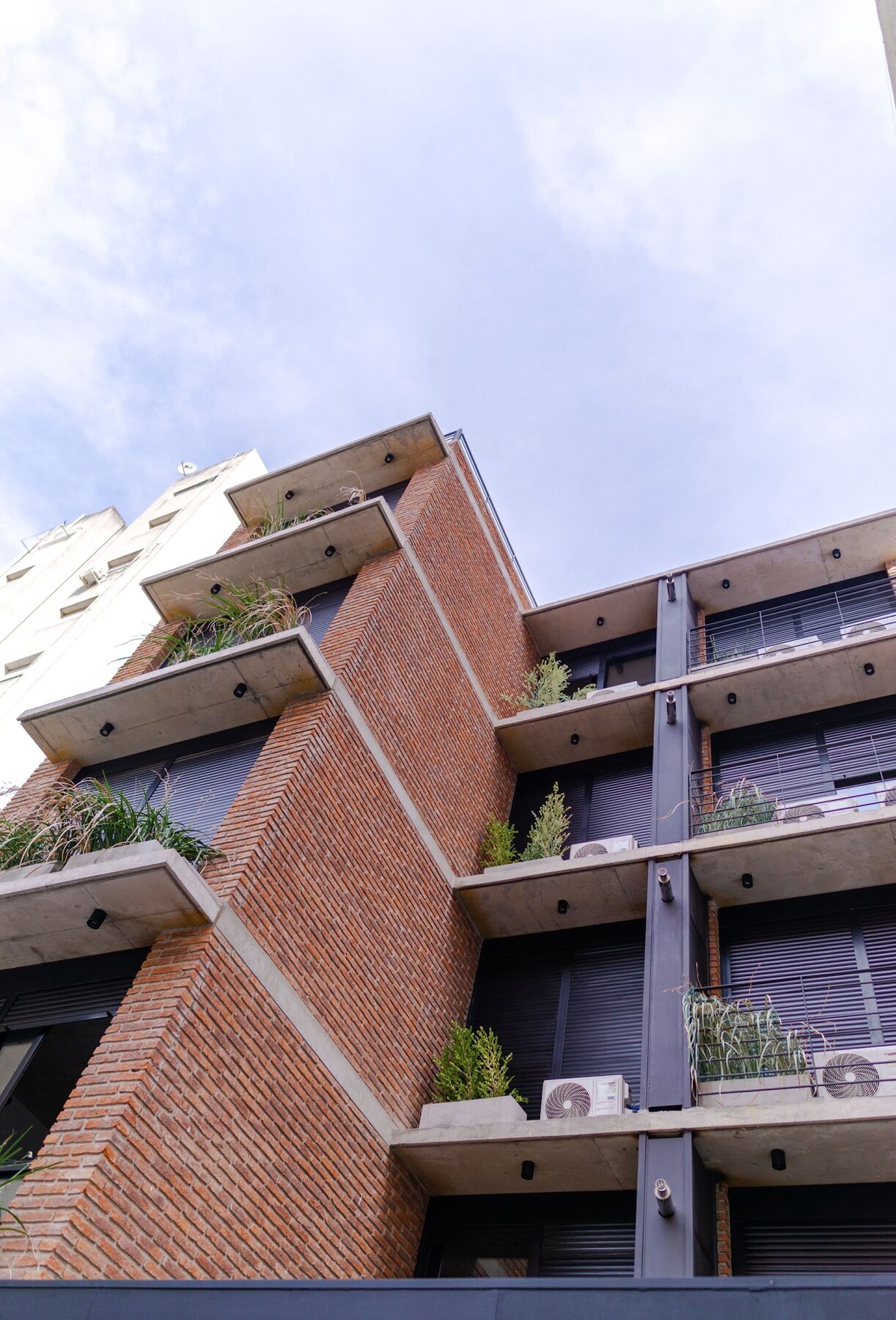 esquina del edificio de ladrillo visto y balcones