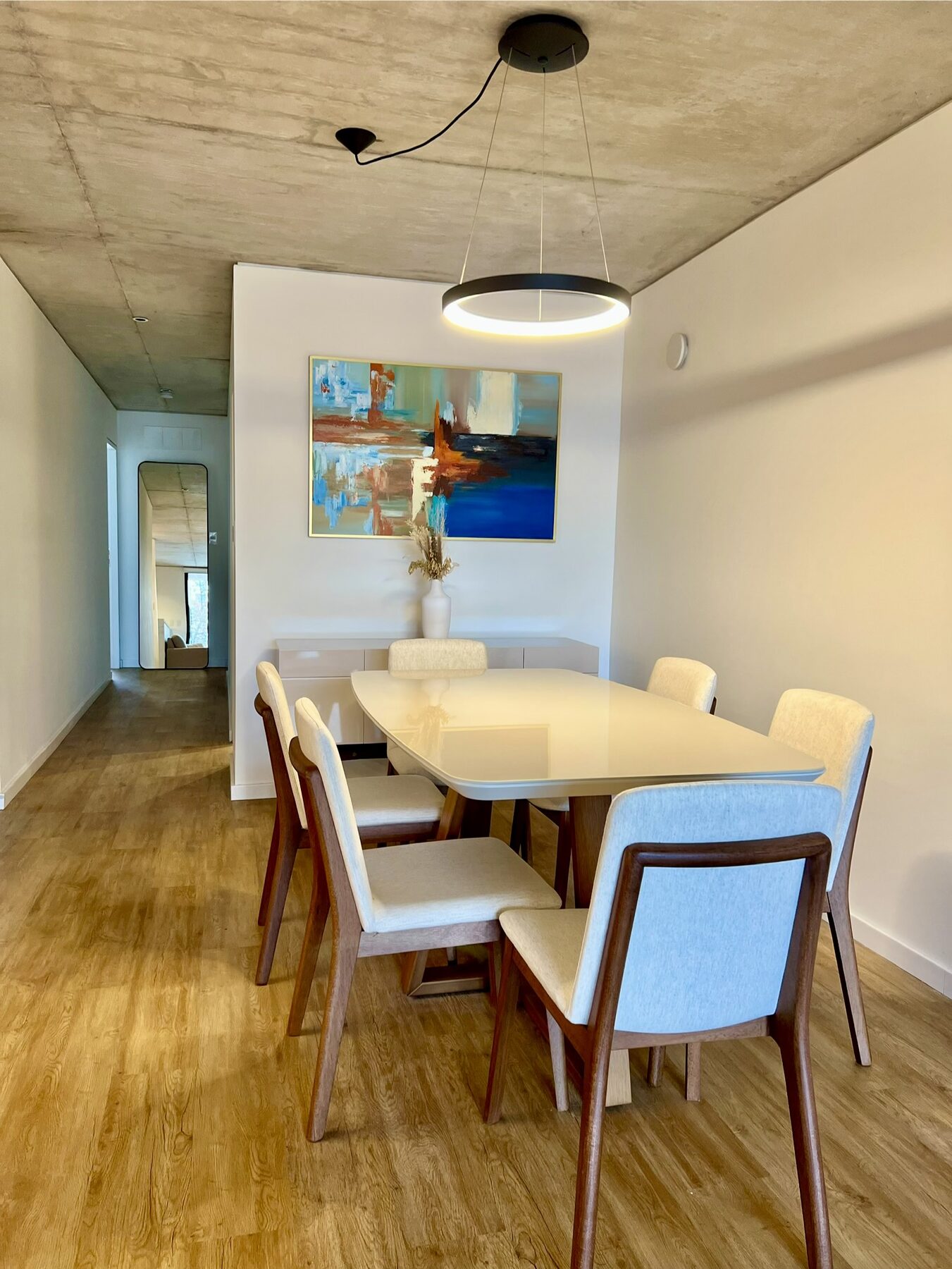comedor con mesa de madera y luminaria colgante