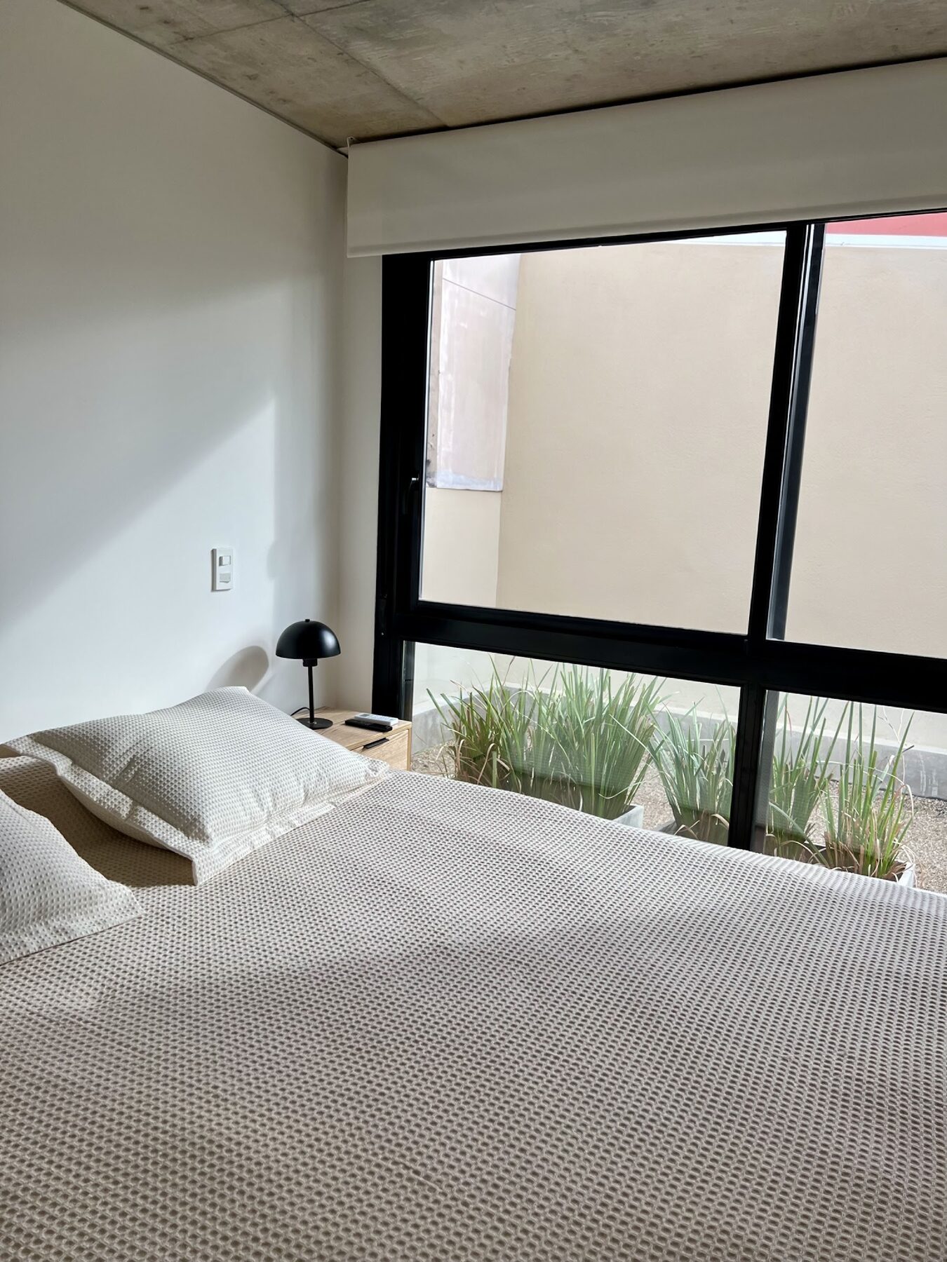 dormitorio con ventanal al jardín