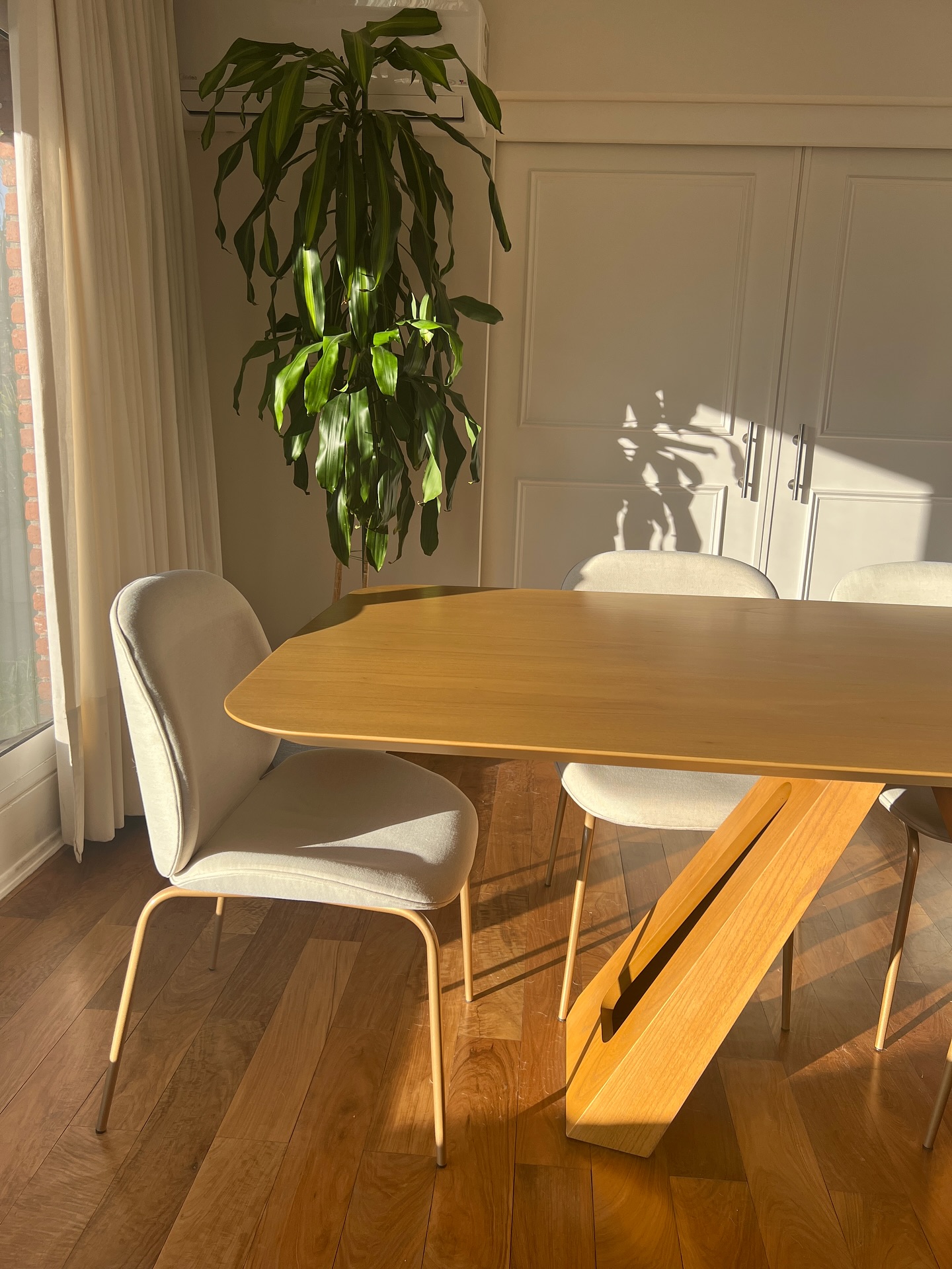 Living comedor reformado con carpintería de madera y luz cálida