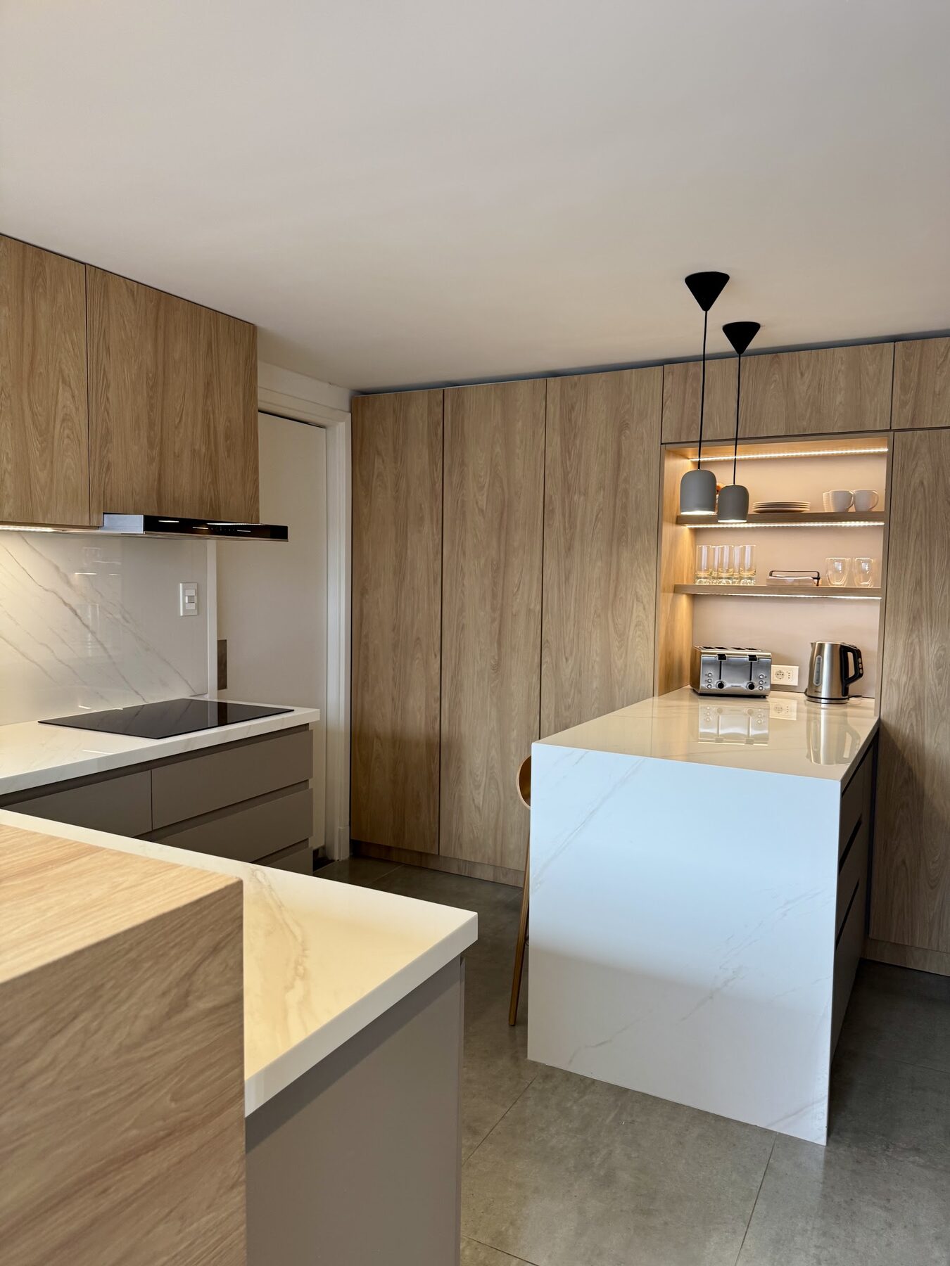 cocina con isla y luminarias colgantes