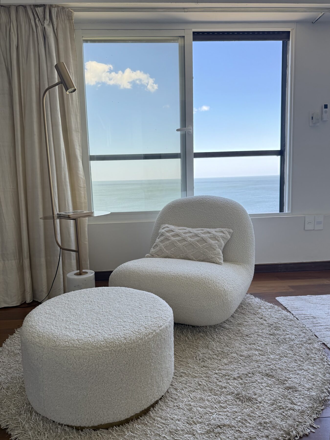 Reforma Rambla Gandhi, sillón junto al ventanal con vista al mar